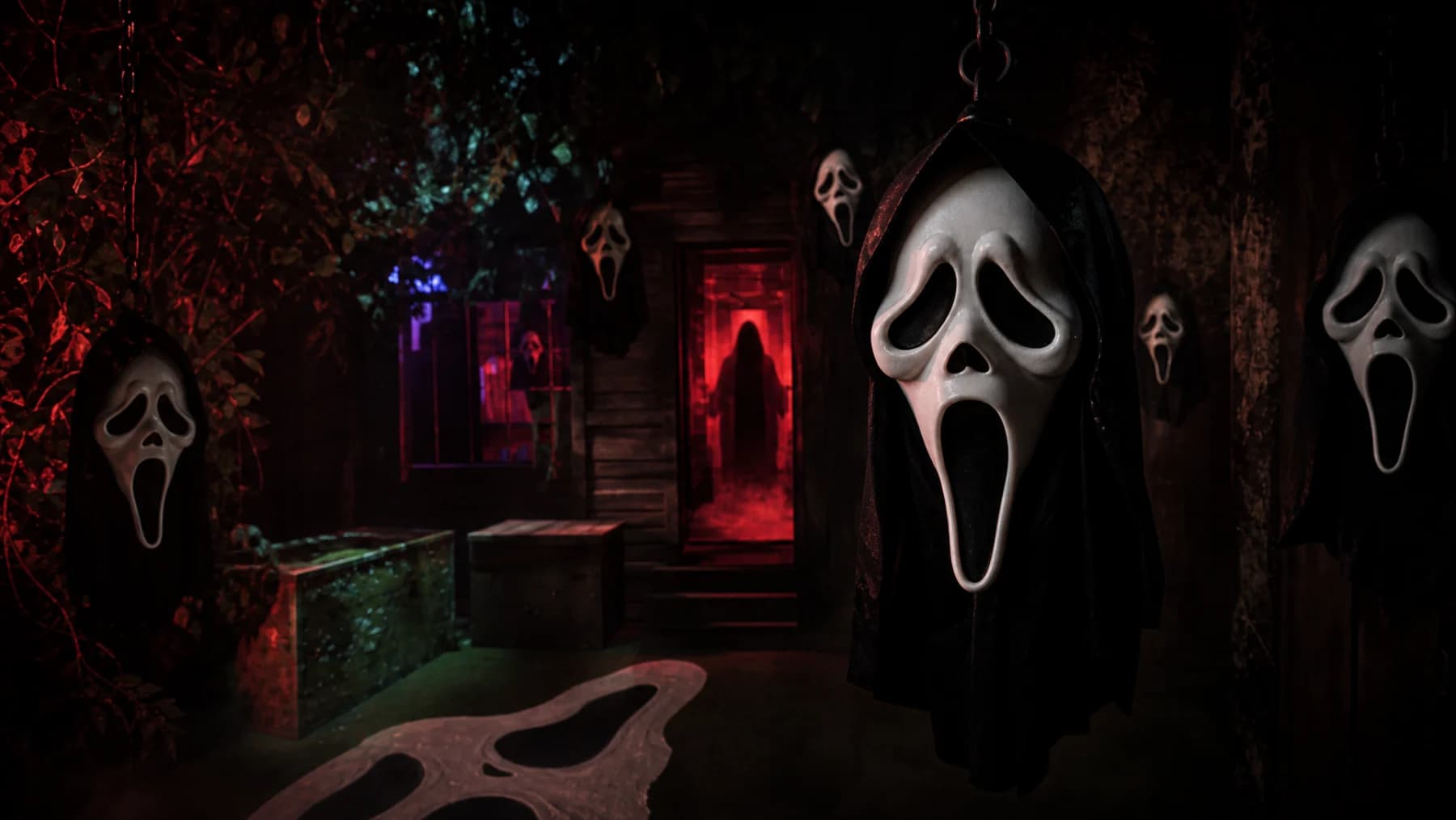 صورة سينمائية من الصرخة الأخيرة مع أقنعة Ghostface